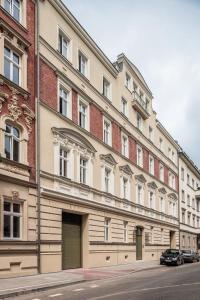ein großes Gebäude an der Straßenseite in der Unterkunft Ariańska 6 Apartments by LET'S KRAKOW in Krakau