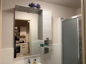 A bathroom at AL GELSOMINO