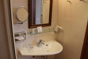 Koupelna v ubytování Hotel Balneolum Superior