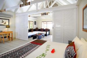 1 dormitorio con 1 cama y sala de estar en Musket Cove Island Resort en Malolo Lailai