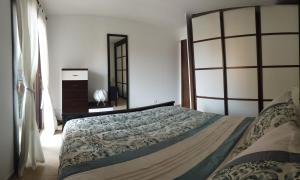 A bed or beds in a room at El Mocan Luxury Apartment