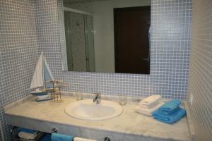 A bathroom at El Mocan Luxury Apartment