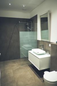 a bathroom with a sink and a shower and a toilet at Stylisch eingerichtete Wohnung mitten in München! in Munich