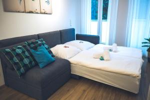 Giường trong phòng chung tại Stylisch eingerichtete Wohnung mitten in München!