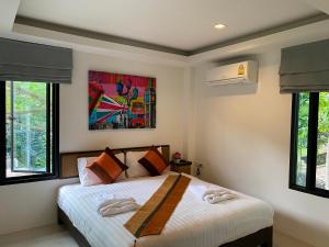 Postel nebo postele na pokoji v ubytování Sunset Bay View Phuket
