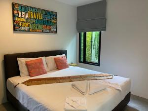Postel nebo postele na pokoji v ubytování Sunset Bay View Phuket