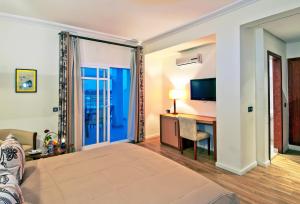 TV a/nebo společenská místnost v ubytování Across Hotels & Spa