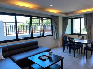 Posezení v ubytování Sunset Bay View Phuket