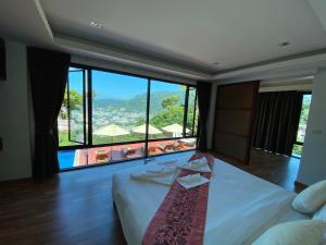 Postel nebo postele na pokoji v ubytování Sunset Bay View Phuket