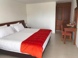 Tempat tidur dalam kamar di HOTEL EL JUNCAL CIARA