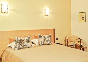 Postel nebo postele na pokoji v ubytování Across Hotels & Spa
