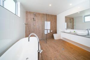 Ένα μπάνιο στο Harbour Cove +32 φωτογραφίες