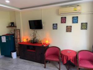TV o dispositivi per l'intrattenimento presso Fong Kaew and Baan Nang Fa Guesthouse