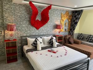 una camera da letto con un letto decorato di rosso di Fong Kaew and Baan Nang Fa Guesthouse a Patong Beach
