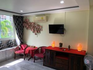 TV o dispositivi per l'intrattenimento presso Fong Kaew and Baan Nang Fa Guesthouse