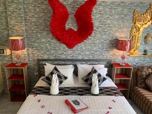 Letto o letti in una camera di Fong Kaew and Baan Nang Fa Guesthouse