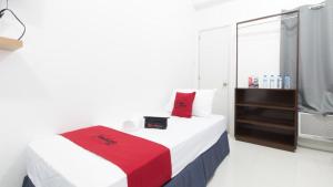 Letto o letti in una camera di RedDoorz near Liceo De Cagayan University Highschool