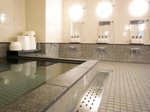 大阪市にある新大阪ユースホステルのバスルーム(洗面台2台、鏡付) +37枚の写真