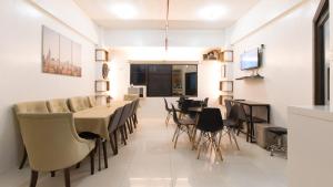 卡加延德奧羅的住宿－RedDoorz near Liceo De Cagayan University Highschool，一间带长桌和椅子的用餐室
