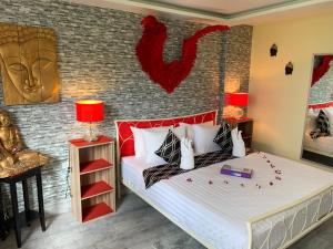 Letto o letti in una camera di Fong Kaew and Baan Nang Fa Guesthouse