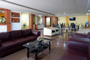 A seating area at RedDoorz Plus @ Cameloan Hotel Palu