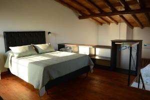 ビージャ・ヒアルディノにあるPalotes Sierras Apartの大きなベッドとテーブルのある寝室 +79枚の写真