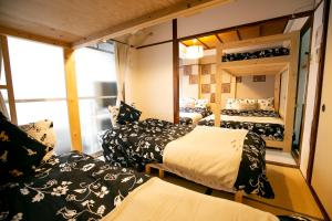 福冈Fukuoka Condominium的有两张床和一面镜子的房间