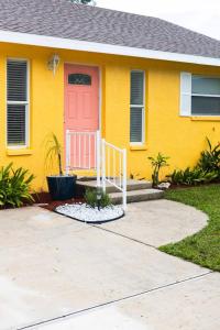 Gallery image of Manatee River Cottage in Historical OldTown, sleeps up to 7 people in Palmetto