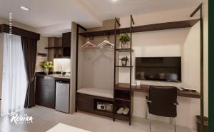 A kitchen or kitchenette at Rovira Suites