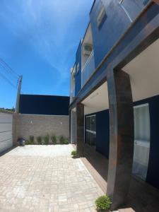une maison bleue avec une allée en briques dans l'établissement Pousada Amanhecer do Sul, à Penha