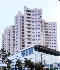 拉合尔Avari Xpress Gulberg的一座白色的大建筑,上面有x