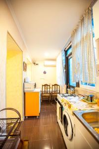 Dapur atau dapur kecil di Guest House Happy Holidays