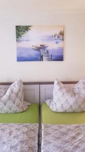 a bedroom with a bed and a painting on the wall at Ferienwohnung Altstadt Löbau in Löbau