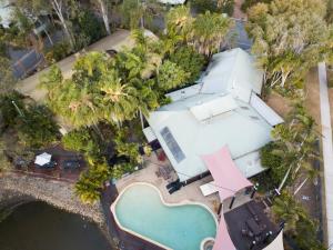 una vista aérea de una casa con piscina en Colonial Village Resort en Hervey Bay