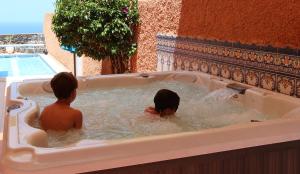 ViVaTenerife - Villa with pool, jacuzzi and sea view vendégei