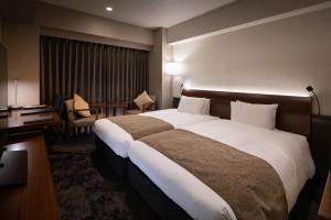 Postel nebo postele na pokoji v ubytování Daiwa Roynet Hotel Nagoya Taiko dori Side