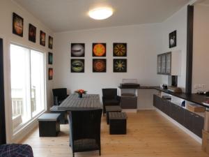 a kitchen with a table and chairs in a room at Ceracon Inn in Taalintehdas