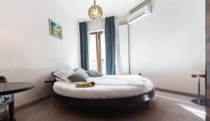 Vila 6aTo Hotel & Wellnes في صوفيا: غرفة نوم بها سرير مع فاكهة