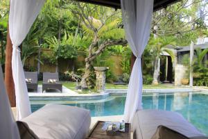 Der Swimmingpool an oder in der Nähe von The Maya Seminyak Villas
