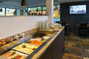 una linea a buffet con molti tipi di cibo diversi di Hotel Duda Boardingroom a Langenbruck