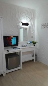 En TV eller et underholdningssystem på Phi Phi Indigo Hotel