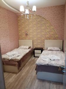 um quarto com 2 camas e um lustre em GTNL Aparthotel em Tbilisi