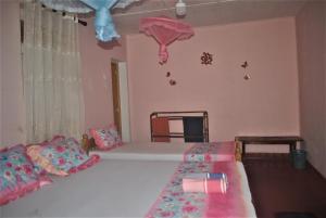 Postel nebo postele na pokoji v ubytování Deniyaya Guest House