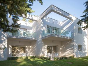 een wit huis met een balkon bij Crvena Luka Resort in Biograd na Moru