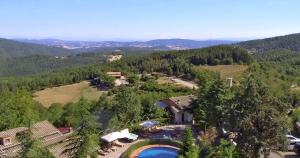 una vista aérea de una casa con piscina en Hotel Rifugio Prategiano, en Montieri