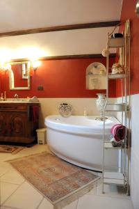 La salle de bains est pourvue d'une grande baignoire blanche et d'un lavabo. dans l'établissement RESIDENZA D'ORIA B&B, à Foggia