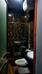 La salle de bains est pourvue de toilettes et d'un lavabo. dans l'établissement Ha Giang Creekside Homestay and Tours, à Ha Giang