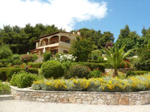 Сад в Milia Bay Hotel Apartments