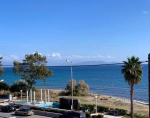 a view of the ocean and a street with cars at Starfish Seaside Studio in Artemida