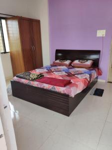 纳西克2BHK AC Row House Bunglow in good locality的房间里有一张床的卧室